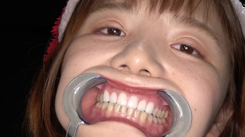 七堂蓮未のデビュー作「人気女優 七堂蓮未チャンの口内・歯・のどちんこ観察からの巨大女プレイ！」のジャケット画像