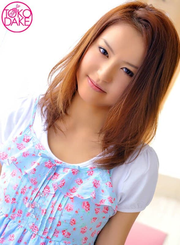 古知亜美莉の最新作品「美少女のデビュー初セックスは濃厚フェラからスタート！ノーハンドフェラに続いて前から合体。ゆっくりピストンで感じる彼女。対面座位から騎乗位、頑張って腰振る彼女を下から激突上げ。最後の正常位ピストンでイッてイイという彼女の胸にザーメン発射！ 古知亜美莉」のジャケット画像