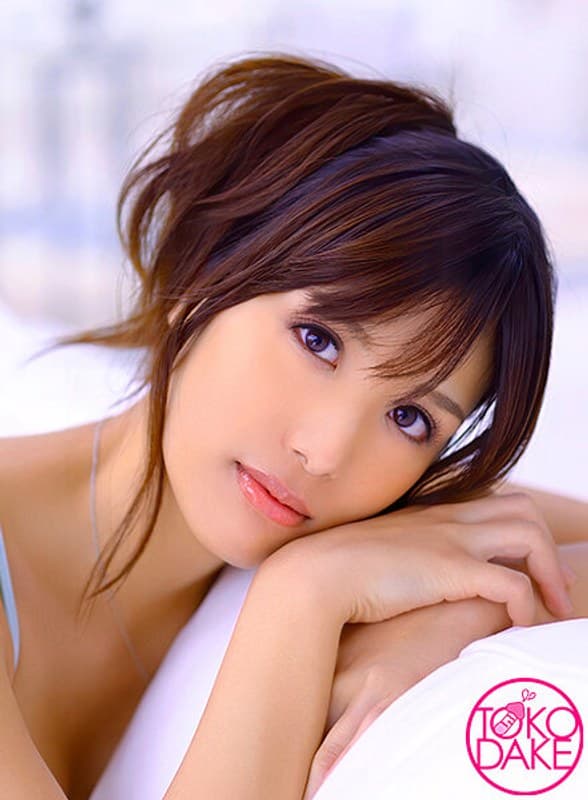 遠野えま 祝！AVを見た事がない女の子のデビュー初セックス！チ○ポ挿れられてピストン中にお馴染みテロップインタビュー。男優のハードピストンに悶えながらも必死に答えてます。バックでパンパン響き渡るピストン、正常位で奥までガンガンピストン。最後は大量顔射！ 遠野えま パッケージ画像